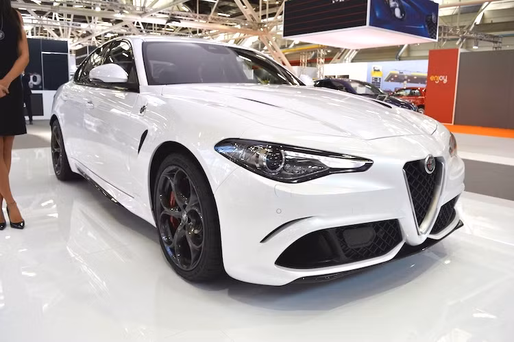 Vào tháng 6/2015, dòng Alfa Romeo Giulia "biến mất" vào năm 1978 của hãng xe Ý Alfa Romeo đã "tái sinh" dưới dạng sedan, với tham vọng đem thương hiệu này trở về ánh hào quang trước đây. Giulia sẽ cạnh tranh trong phân khúc sedan sang trọng cỡ nhỏ với BMW 3 Series hay Mercedes C-Class, đồng thời là bước đi đầu tiên của Alfa Romeo để trở thành một hãng xe sang từ Ý.