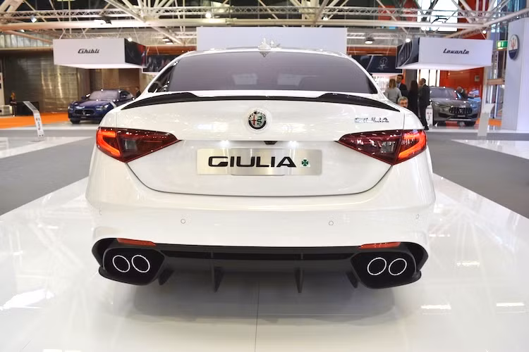 Tại Mỹ, Giulia sẽ có tổng cộng 2 phiên bản động cơ. Trong đó phiên bản thường sở hữu máy 2.0 4 xi-lanh thẳng hàng tăng áp với công suất tối đa 280 mã lực, kết hợp với hộp số tự động 6 cấp cùng hệ dẫn động cầu sau hoặc tùy chọn AWD 4 bánh.