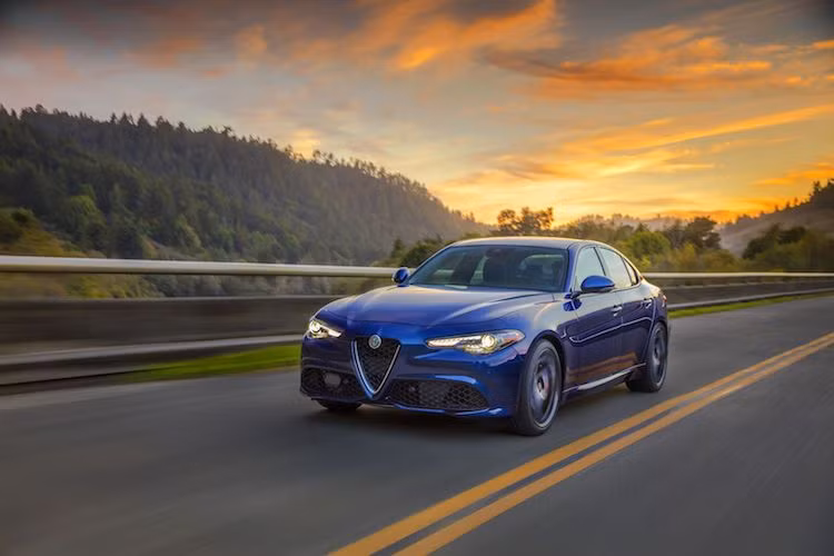 Tại Mỹ, phiên bản sedan Giulia rẻ nhất có giá 37.995 USD (tương đương 858 triệu đồng), và khách hàng sẽ phải bỏ thêm 2000 USD mới có hệ dẫn động 4 bánh. Các phiên bản tầm trung Giulia Ti có giá 39.995 USD (tương đương 903 triệu đồng). Cuối cùng, bản thể thao Giulia Quadrifoglio "chốt giá" 72.000 USD (1,62 tỷ đồng).