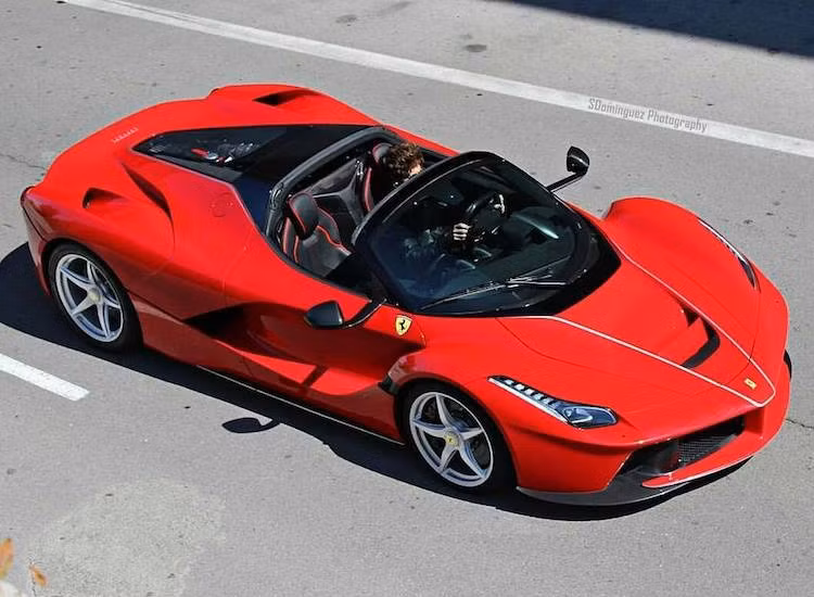 Bên cạnh Lamborghini Centenario Roadster, Ferrari LaFerrari Aperta là mẫu siêu xe đỉnh cao thứ 2 tới từ Ý xuất hiện trong danh sách này. Là phiên bản mui trần của chiếc LaFerrari đình đám, chiếc xe vẫn sử dụng hệ động lực gồm động cơ V12 kết hợp mô-tơ điện để đạt tổng công suất 950 mã lực.