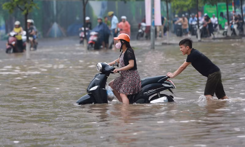 Ha Noi co noi mua toi 95mm, canh bao ngap ung