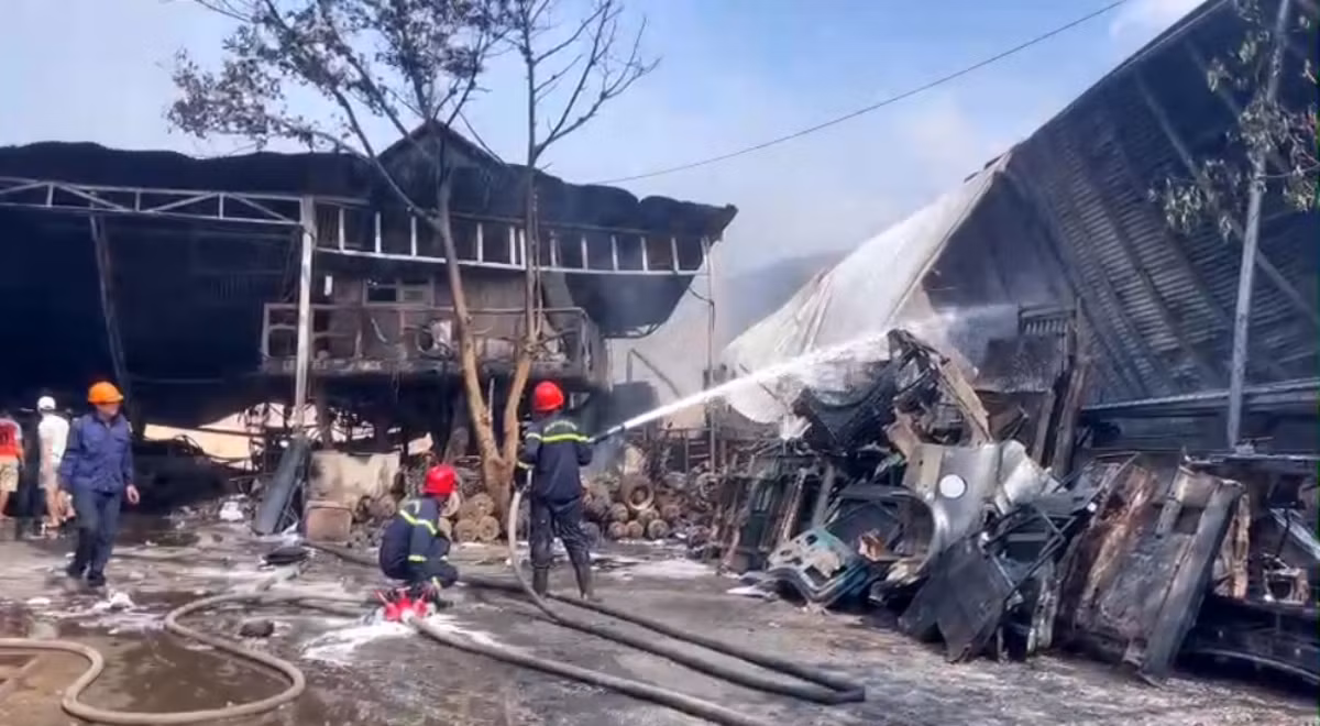 Đồng Nai: Điều tra vụ cháy nhà tại 3 hộ làm nệm, ghế da - Hình 2 Dong Nai: Dieu tra vu chay nha tai 3 ho lam nem, ghe da-Hinh-2