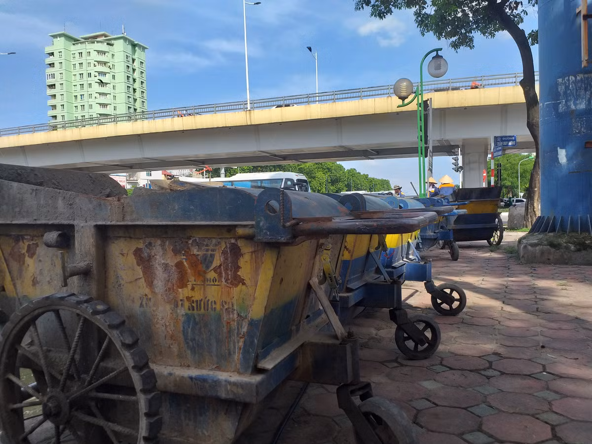 Những thùng rác chứa nước thải được chuẩn bị với số lượng lớn.