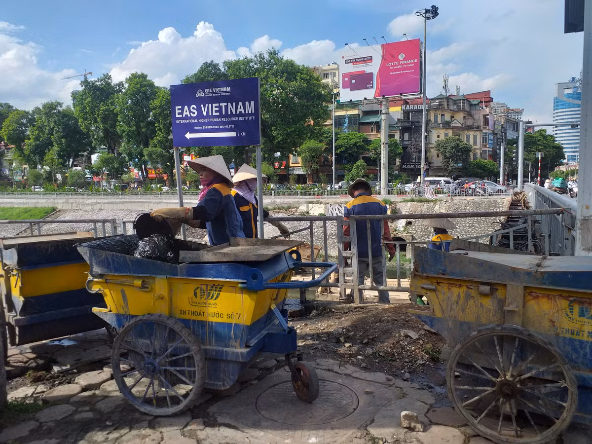 Một số công nhân cho biết, việc nạo vét bắt đầu từ trưa cho đến khi xong việc.