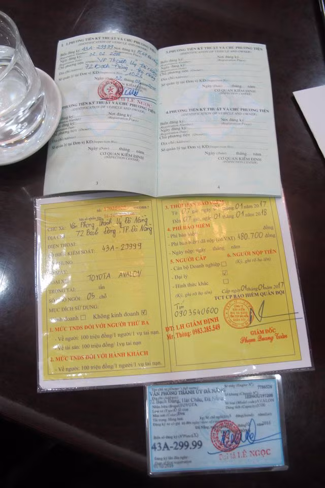 Vào tháng 2/2017, báo chí phát hiện ông Nguyễn Xuân Anh sử dụng chiếc xe biển xanh mang BKS 43A – 299.99 khi đi công vụ. Chiếc xe này thuộc hãng Toyota Avalon Limited và được xác định do một doanh nghiệp tặng cho Thành ủy Đà Nẵng. 