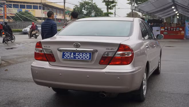 Chánh văn phòng HĐND tỉnh Ninh Bình Trịnh Xuân Hồng cho biết: Văn phòng HĐND tỉnh đã làm thủ tục đề xuất với các đơn vị chức năng để thu hồi 2 biển xanh số 80B-2924 và 35A-5888, nhưng chưa nắm được việc thu hồi đã hoàn tất hay chưa. Khi được hỏi về trách nhiệm của Văn phòng HĐND tỉnh Ninh Bình đã nhiều năm để tồn tại 1 chiếc xe 2 biển số, thì ông Hồng không trả lời.