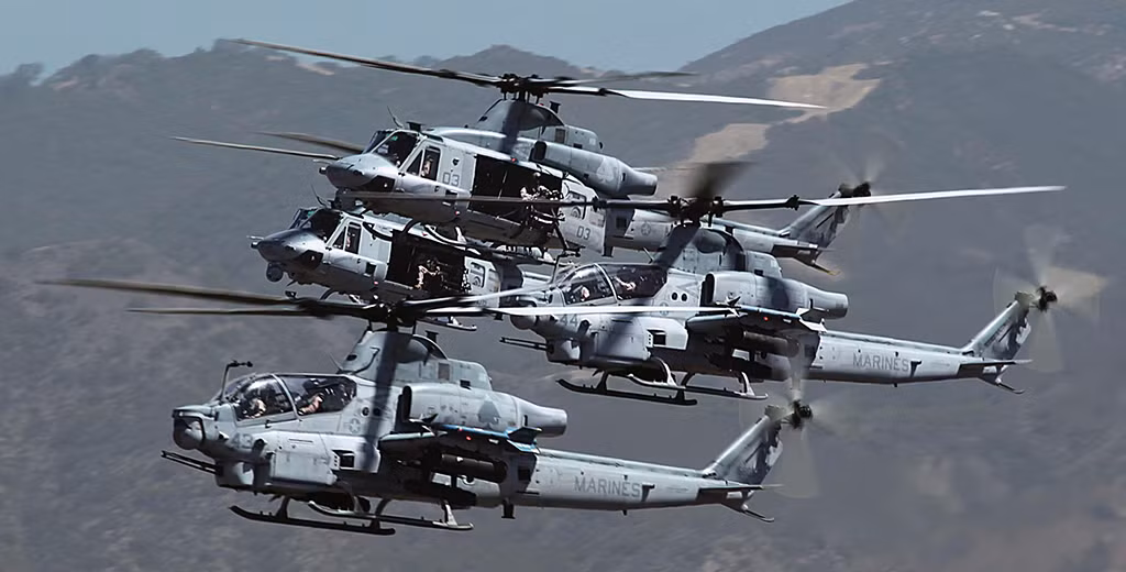 Điểm đặc biệt nhất của AH-1Z đó là nó sử dụng cánh quạt trực thăng 4 lá thay vì chỉ có 2 lá như các phiên bản trước đấy. Điều này sẽ cải thiện đáng kể tính năng bay, lực nâng và khả năng cơ động trên không của trực thăng tấn công AH-1Z. Nguồn ảnh: Aviation.