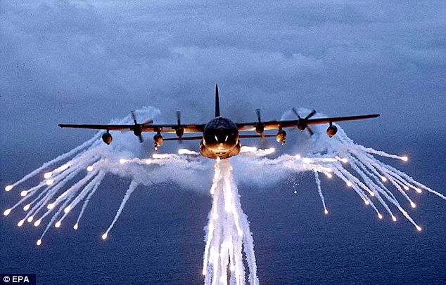 Năm 1967, máy bay JC-130A được không quân Mỹ lựa chọn để cải tiến thành "pháo đài bay" AC-130. Đến ngày 21/9/1967, AC-130 được đưa sang Căn cứ không quân Nha Trang tại miền Nam Việt Nam để thử nghiệm. Nguồn ảnh: EPA.