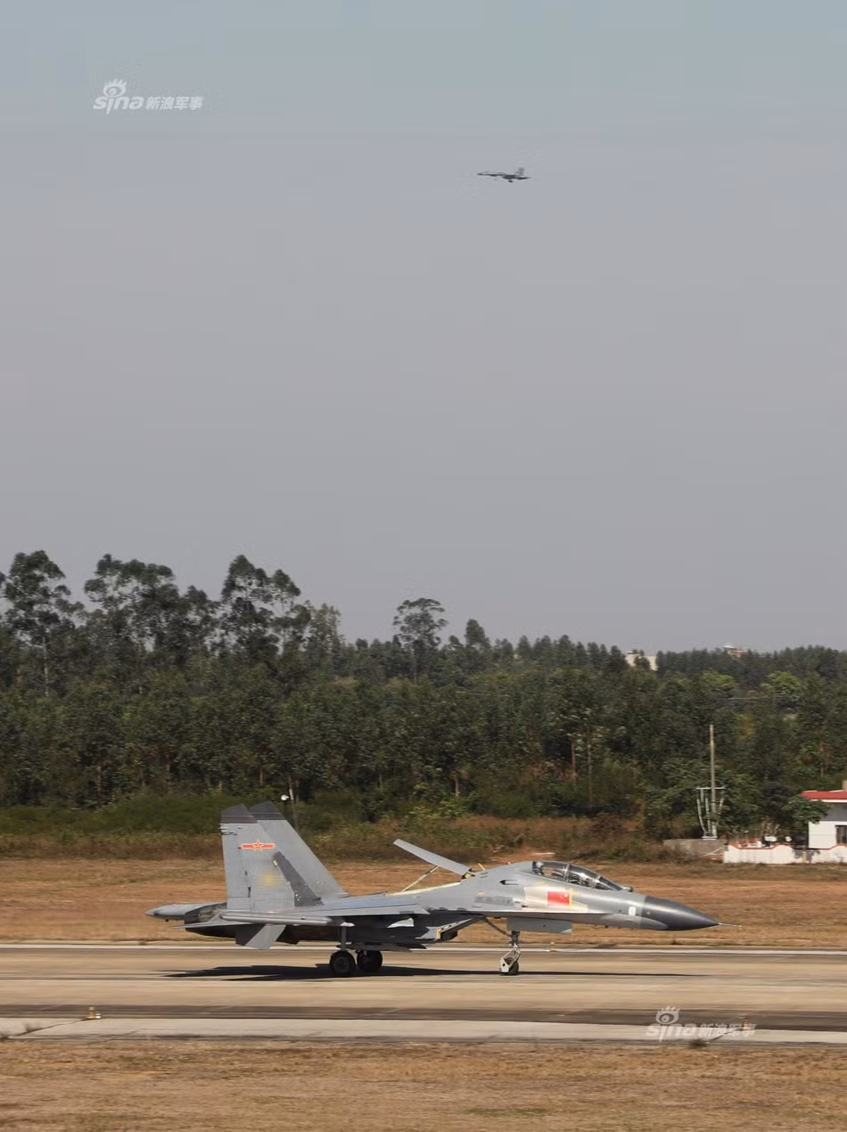 Hợp đồng mua 24 chiến đấu cơ Su-35 từ Nga của Trung Quốc đã được hai nước ký từ tháng 11/2015. Tính tới ngày 4/1/2018 vừa rồi, phía Trung Quốc đã nhận được tổng cộng 10 chiếc Su-35 từ Nga. Nguồn ảnh: Sina.