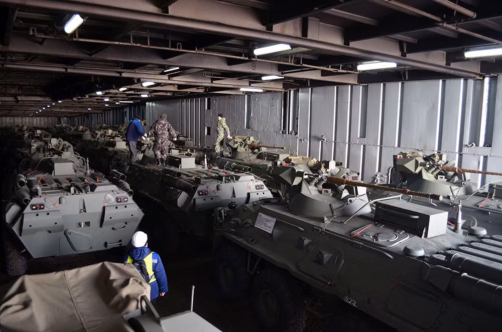 BTR-82A là phiên bản cải tiến sâu trên cơ sở dòng xe bọc thép chở quân BTR-80 được thiết kế dưới thời Liên Xô. Ngoại hình của BTR-82A so với BTR-80 là tương tự nhau, nhưng có nhiều điểm khác biệt về giáp bảo vệ cũng như sức mạnh hỏa lực và động cơ. Nguồn ảnh: Defence.