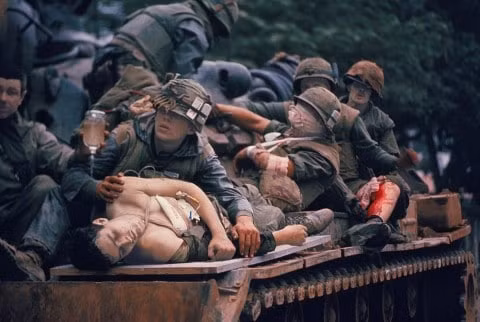 Đến khi chiến dịch Tết Mậu Thân năm 1968 nổ ra, người dân Mỹ mới "bàng hoàng" nhận ra rằng "chuyến du lịch" mà quân đội Mỹ hay nhắc tới ám chỉ cuộc chiến ở Việt Nam lại là một chuyến đi không khác nào "du lịch mạo hiểm" đối với cả người Mỹ và những người Việt Nam. Cuộc chiến này dữ dội hơn rất nhiều lần những gì người Mỹ tưởng tượng. Nguồn ảnh: History.