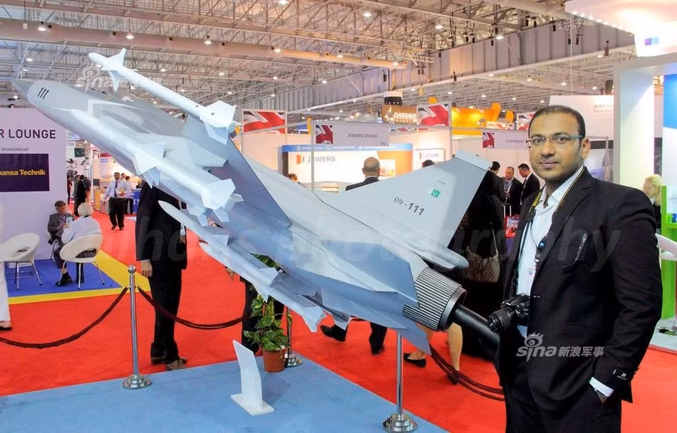 Là loại tiêm kích đa năng một chỗ ngồi, máy bay JF-17 do Trung Quốc và Pakistan hợp tác phát triển và cùng nắm quyền bản quyền cũng như quyền sản xuất loại phi cơ này. Nguồn ảnh: Sina.