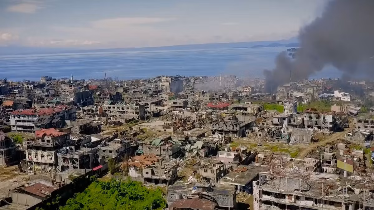Tại thành phố Marawi, Philippines, các tay súng phiến quân IS mà nòng cốt là nhóm khủng bố Abu Sayyaf với quân số khoảng vài trăm tên chỉ trong vài tuần ngắn ngủi đã biến Marawi thành "thủ đô khủng bố" đầu tiên ở Đông Nam Á.