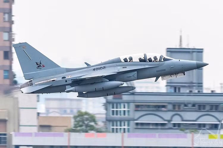 Hiện tại, phía Không quân Hoàng gia Thái Lan đang đàm phán với nhà sản xuất Korea Aerospace của Hàn Quốc để xem xét thay mới hoàn toàn động cơ cho hai chiếc T-50TH trên trước khi Thái Lan tiếp nhận lô máy bay này. Nguồn ảnh: BK. Hiện tại, phía Không quân Hoàng gia Thái Lan đang đàm phán với nhà sản xuất Korea Aerospace của Hàn Quốc để xem xét thay mới hoàn toàn động cơ cho hai chiếc T-50TH trên trước khi Thái Lan tiếp nhận lô máy bay này. Nguồn ảnh: BK.