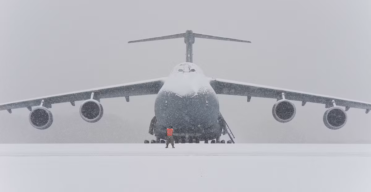 Với những máy bay vận tải hạng nặng như Boeing C-17 hay Ilyushin Il-76 , mặt tuyết dài khoảng vài centimets lại không phải vấn đề gì quá lớn khiến chúng không thể cất hay hạ cánh. Nguồn ảnh: BI.