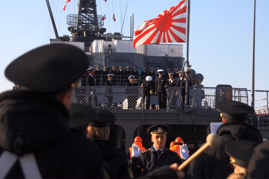 Đây cũng chính là lý do Tokyo muốn biến các khu trục hạm trực thăng của mình thành các tàu sân bay với khả năng đáp ứng được yêu cầu kỹ thuật của F-35B, qua đó có thể đảm bảo an ninh chiến lược cho khu vực biển đảo của họ. Nguồn ảnh: Gettyimg.
