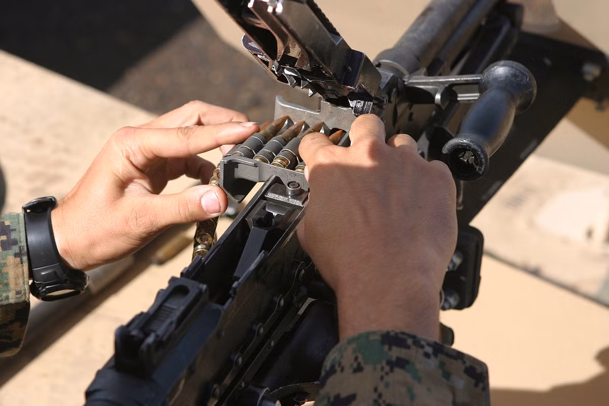 Sử dụng cỡ đạn 7,62mm chuẩn NATO với sức công phá cực khỏe nhờ chiều dài nòng súng lên tới 630mm, M240 không chỉ được sử dụng bởi lực lượng bộ binh Mỹ mà nó còn là sự lựa chọn để tăng cường hỏa lực cho đủ mọi loại phương tiện khác, từ xe tăng cho tới xe thiết giáp hay thậm chí là trang bị trên cả tàu khu trục. Nguồn ảnh: Wiki.