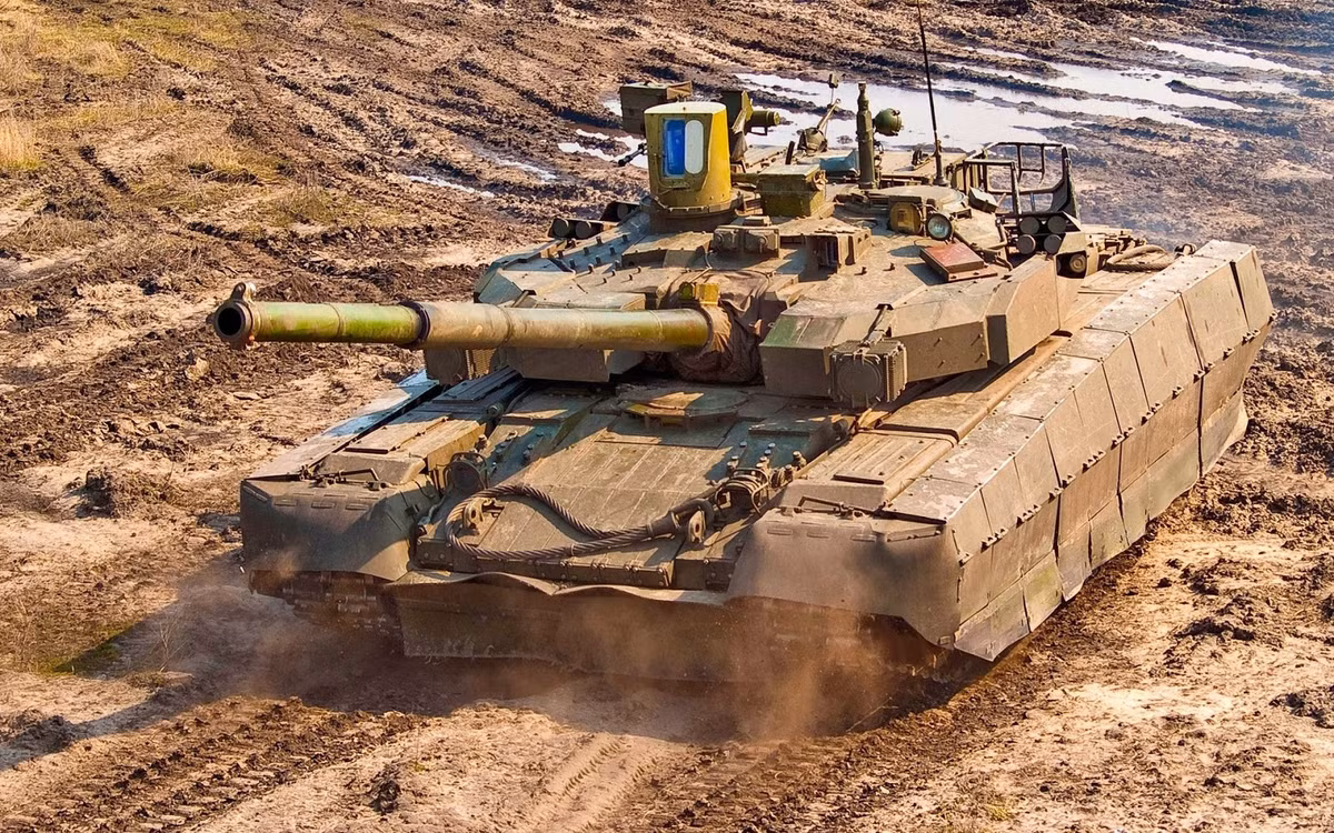 Sử dụng động cơ có công suất lên tới 1200 sức ngựa, xe tăng T-84 do Ukraine sản xuất có thể đạt tới tốc độ 65 km/h. Nếu xét một cách công bằng, T-84 của Ukraine rõ ràng còn khỏe hơn và nhanh hơn cả T-90 của Nga. Nguồn ảnh: Snafu.