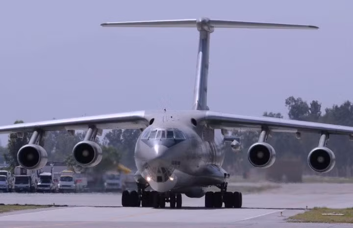 Theo thiết kế mỗi chiếc Il-78 lại có thể mang theo tới 85.720 kg nhiên liệu được chứa trong hai cánh máy bay và một bể chứa cỡ lớn được đặt ở chính giữa khoang chính của nó. Nguồn ảnh: Pakistan.