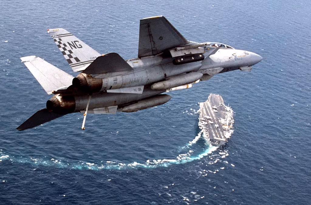 Hải quân Mỹ ngưng hoạt động F-14 vào năm 2006 và thay thế bằng F/A-18 E/F Super Hornet nhẹ hơn. F-14 đã chứng minh khả năng tấn công tuyệt vời trong các chiến dịch. Sự trở lại của F-14 là cần thiết để đối phó với mối đe dọa ngày càng tăng từ Nga và Trung Quốc. Ảnh: Hải quân Mỹ.