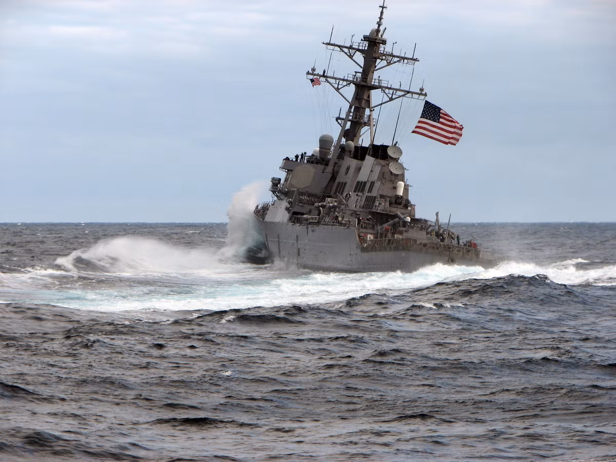 Theo giới chuyên gia phân tích, việc tàu USS Carney xuất hiện tại Biển Đen được xem là cách Mỹ thể hiện khả năng ngoại giao chiến hạm của nước này trước Nga. Và việc triển khai chỉ một tàu Arleigh Burke thực sự không mang lại nhiều ý nghĩa lắm về mặt chiến thuật. Nguồn ảnh: Lasts.