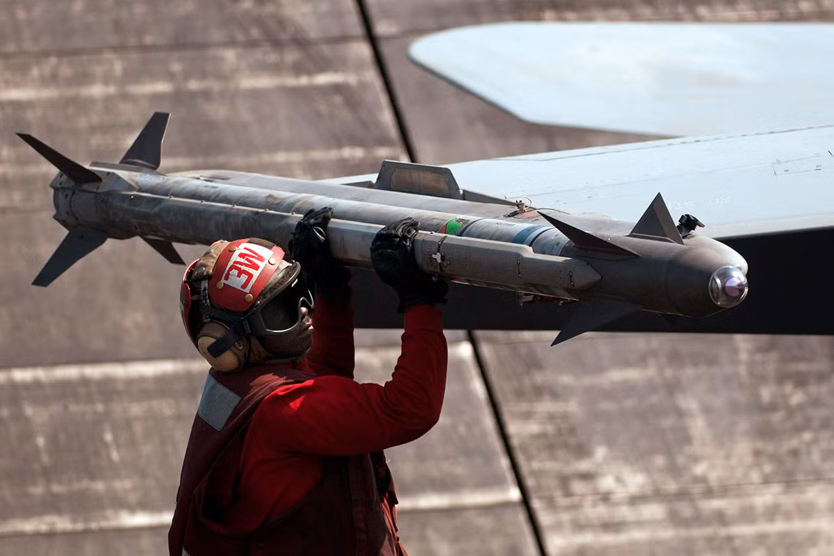 Tới tận ngày nay, tên lửa AIM-9 vẫn là thứ vũ khí không thể thiếu của Không quân Mỹ. Ảnh: Aviation.