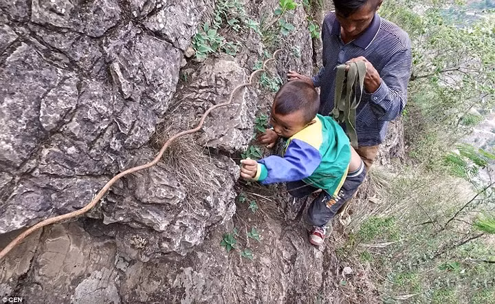 Sơ sẩy một chút là các em phải đánh đổi tính mạng, vì các bậc thang này đã sử dụng hàng trăm năm.