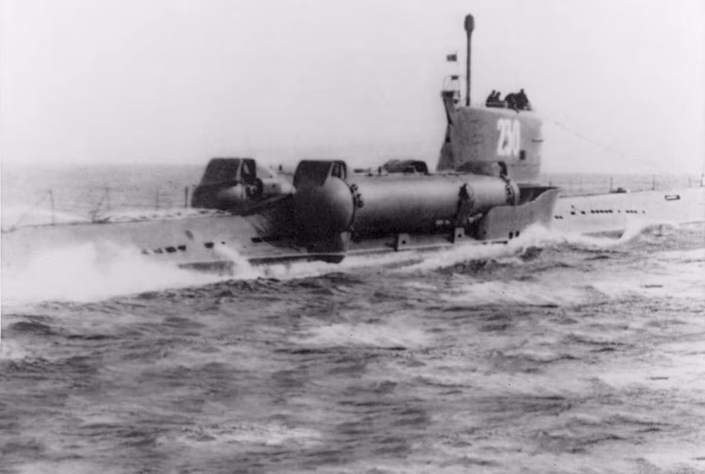 Tên lửa P-5 của Liên Xô. Một điểm đặc biệt đó là Việt Nam cũng sở hữu loại tên lửa này trong kho vũ khí của mình. Phiên bản tên lửa P-5 của Việt Nam là loại tên lửa hành trình chống hạm, mang theo đầu đạn nổ 1000 kg thay vì đầu đạn hạt nhân. Nguồn ảnh: Wiki.