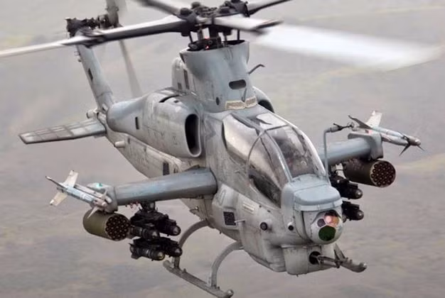 Về trang bị vũ khí, trực thăng AH-1Z có một pháo 20mm 3 nòng với cơ số đạn 750 viên gắn ở mũi cùng 6 giá treo vũ khí bên hai bên cánh có khả năng mang theo nhiều loại tên lửa, pháo phản lực phóng loạt khác nhau. Nguồn ảnh: GMT.