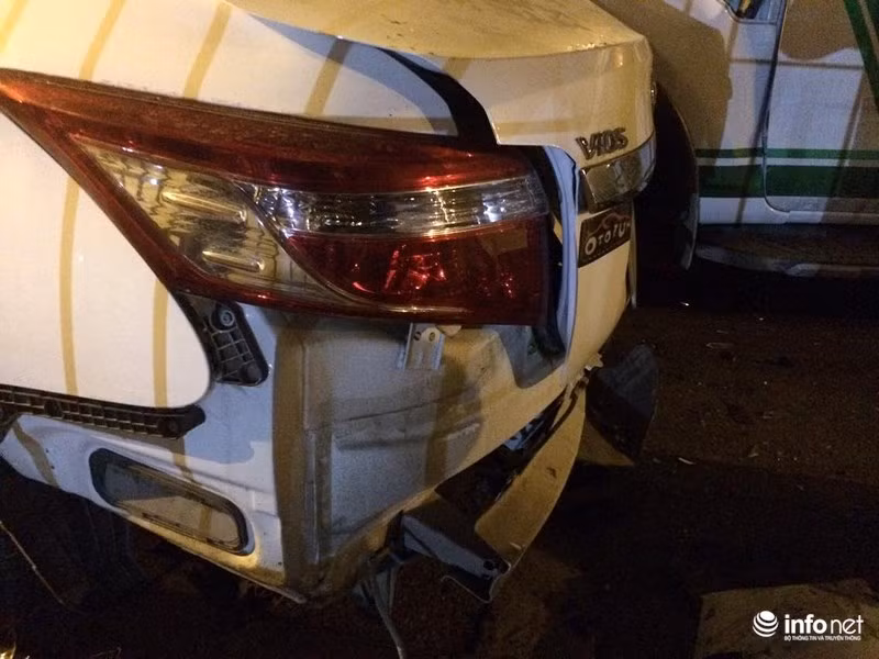 Cú đâm mạnh từ xe bán tải khiến chiếc xe Vios bị vỡ nát phần đuôi xe và kính sau xe.