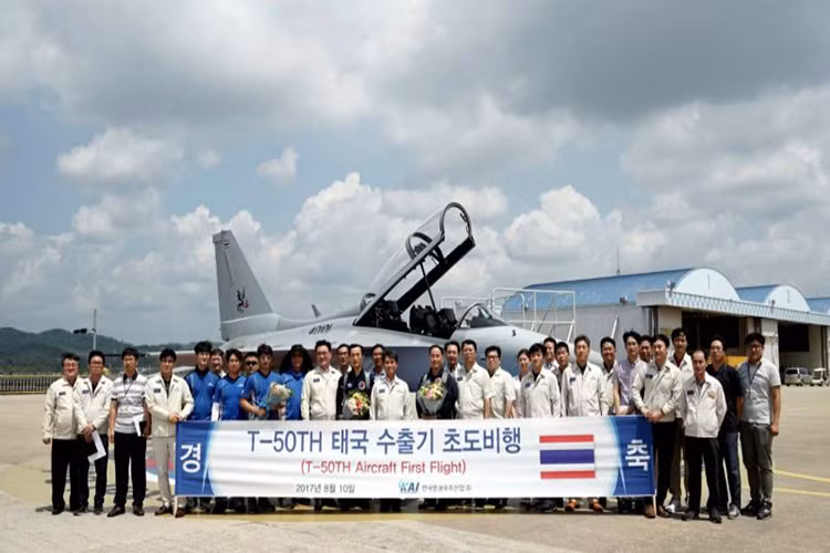 Theo thông tin được đăng tải trên trang Jane's, hai máy bay T-50TH của Hàn Quốc đang trên đường chuyển giao cho Thái Lan đã bị hỏng động cơ và buộc phải hạ cánh để thay thế... động cơ mới. Nguồn ảnh: Airforce. Theo thông tin được đăng tải trên trang Jane's, hai máy bay T-50TH của Hàn Quốc đang trên đường chuyển giao cho Thái Lan đã bị hỏng động cơ và buộc phải hạ cánh để thay thế... động cơ mới. Nguồn ảnh: Airforce.
