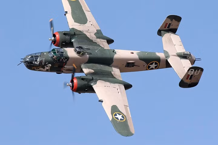 B-25 lúc nghiêng cánh. Phi cơ có phần đuôi đặc trưng và hệ thống súng máy bố trí ở nhiều điểm để đối phó với tiêm kích đánh chặn.