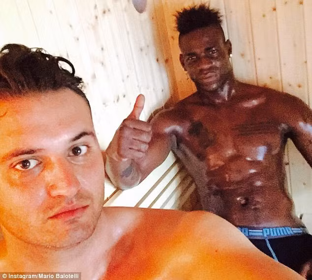 Mario Balotelli là một trong số rất nhiều cầu thủ áp dụng sauna sau thi đấu Mario Balotelli là một trong số rất nhiều cầu thủ áp dụng sauna sau thi đấu