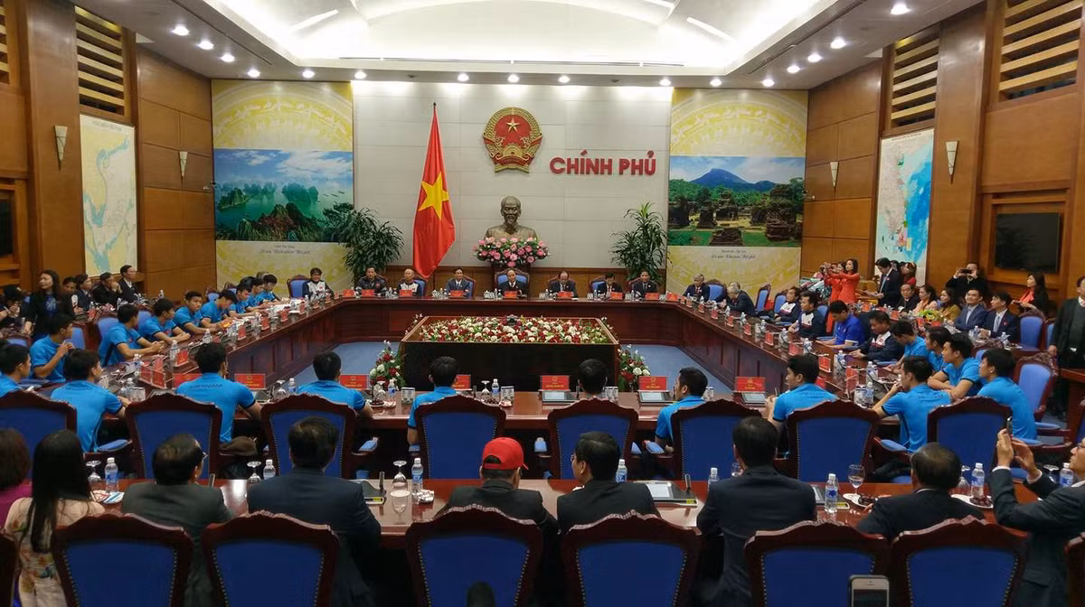 Do chuyến bay của Vietjet Air bị trễ và đám đông người hâm mộ quá nhiệt tình, chiếc xe bus hai tầng của đội U23 Việt Nam đã phải nhích từng mét để di chuyển trong năm tiếng đồng hồ từ Sân bay Quốc tế Nội Bài về Trung tâm Thủ đô Hà Nội. Ảnh: VPG. Do chuyến bay của Vietjet Air bị trễ và đám đông người hâm mộ quá nhiệt tình, chiếc xe bus hai tầng của đội U23 Việt Nam đã phải nhích từng mét để di chuyển trong năm tiếng đồng hồ từ Sân bay Quốc tế Nội Bài về Trung tâm Thủ đô Hà Nội. Ảnh: VPG.