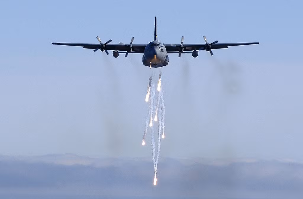 Có khả năng chở theo tối đa 20 tấn hàng, vận tải cơ C-130 không những là chiếc máy bay chở hàng mà nó còn có khả năng cung cấp hỏa lực trên không với phiên bản AC-130 A/E/H/J/U/W có trang bị pháo và súng máy hạng nặng trên máy bay, cung cấp hỏa lực cực mạnh ở bất cứ khu vực nào nó bay qua. Nguồn ảnh: Wiki.