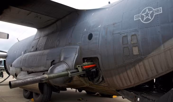 Trong thời gian tấn công, Gunship AC-130 sẽ thực hiện quỹ đạo bay theo vòng tròn sao cho mục tiêu của nó luôn nằm trong tâm của vòng lượn, điều đó cho phép nó phát huy tối đa khả năng cung cấp hỏa lực của chiếc "pháo đài bay" đúng nghĩa này. Nguồn ảnh: Nextb.