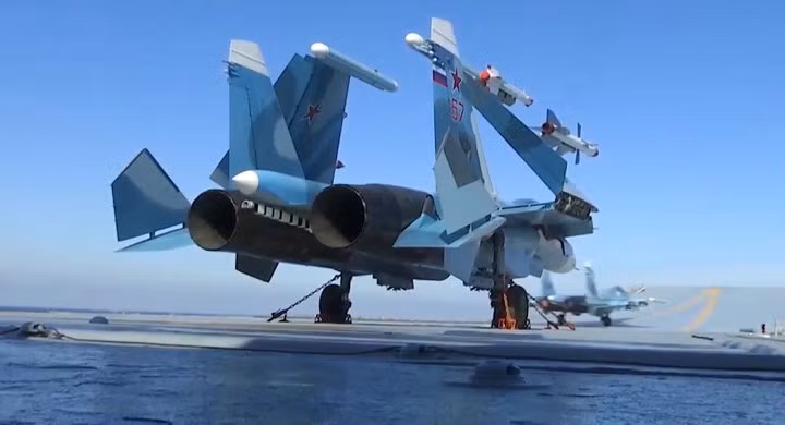 Ngoài ra Su-33 cũng có thể mang theo bom phá mảnh OFAB-500, bom chùm một lần RBK-500… Ảnh: Airliners.net.
