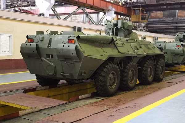 BTR-82A trang bị động cơ có công suất 300 mã lực cho tốc độ tối đa 90 km/h, tầm di chuyển 500 km, khối lượng xe lên đến 15 tấn. Nguồn ảnh: Armytech.