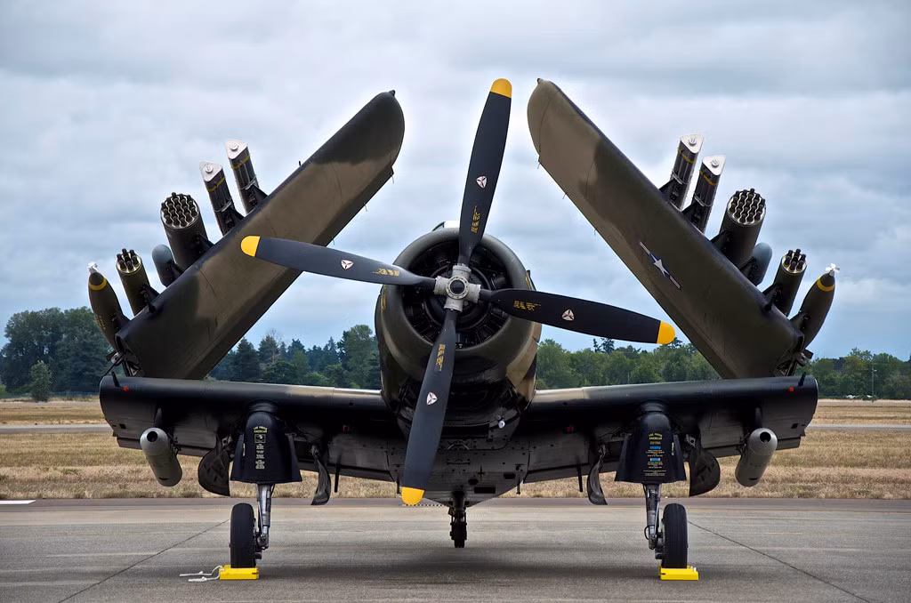 Skyraider có 15 điểm treo vũ khí dưới cánh có thể mang theo 3,6 tấn bom, rocket các loại. Về mặt hỏa lực, A-1 vượt xa các máy bay trong chương trình OA-X. A-1 ngưng hoạt động vào năm 1985 nhưng nếu Mỹ đang tìm máy bay cánh quạt mới thì hồi sinh Skyraider sẽ hiệu quả hơn. Ảnh: Pinterest.