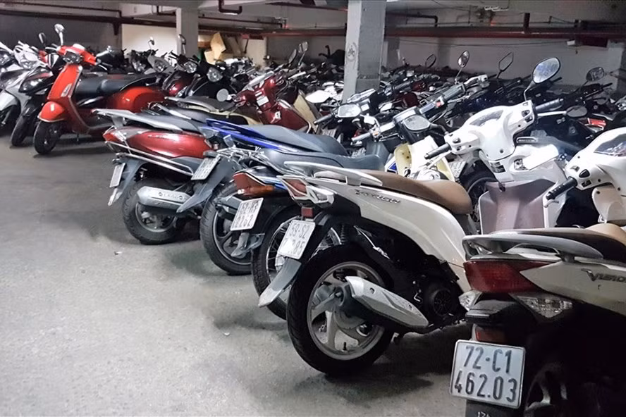 Muốn được gửi xe tại quận 1 giờ không dễ, người gửi phải khai khi nào lấy xe ra, nếu lâu quá thì bị từ chối với lý do "hết giờ". Ảnh: T.S Muốn được gửi xe tại quận 1 giờ không dễ, người gửi phải khai khi nào lấy xe ra, nếu lâu quá thì bị từ chối với lý do "hết giờ". Ảnh: T.S