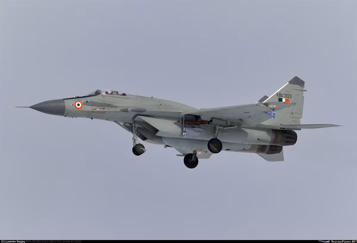 MiG-29K là một trong nhiều biến thể của dòng tiêm kích MiG-29 được Liên Xô chế tạo từ năm 1977, MiG-29 bắt đầu được sản xuất từ năm 1982 và hiện tới nay đã có hơn 1600 chiếc đang phục vụ cho nhiều lực lượng không quân trên toàn thế giới. Nguồn ảnh: Airhead.