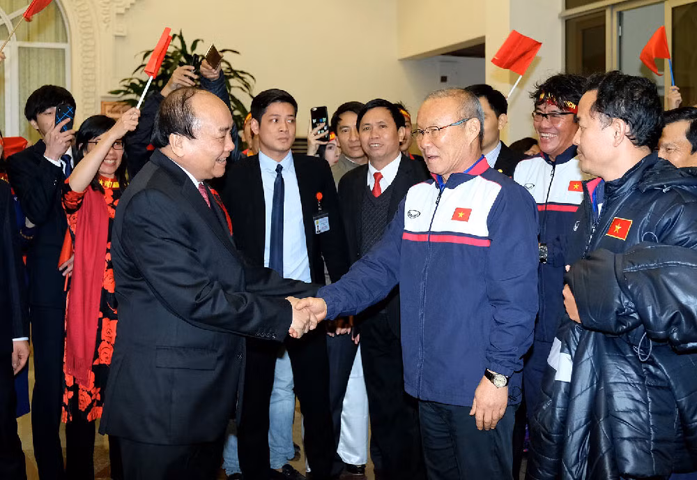 Thủ tướng Nguyễn Xuân Phúc đã chờ hơn 5 tiếng đồng hồ so với dự định để đón tiếp đội tuyển U23 Việt Nam. Ảnh: VPG.