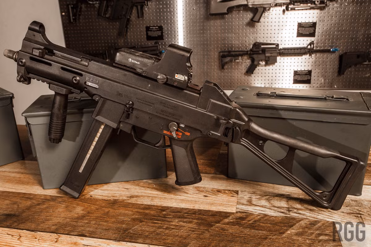 Về cơ bản thì súng có điểm ruồi để ngắm, tuy nhiên súng được bán ra mặc định với những loại kính ngắm không khuếch đại như loại Holo hoặc Red Dot. Ngoài ra còn có thể gắn thêm được cả báng cầm tay, đèn pin, đèn chiếu lade,... Nguồn ảnh: Regular.