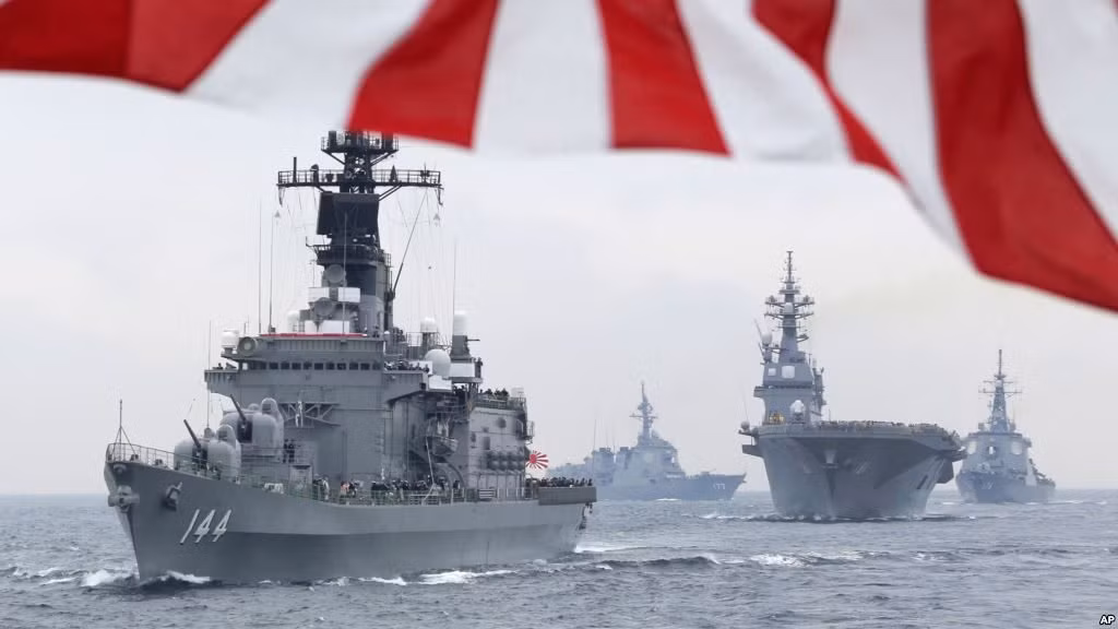 Với việc đưa các phi cơ F-35B lên trên tàu khu trục chở trực thăng Izumo hay Hyuga được xem là bước đi đầy khôn ngoan của Tokyo khi họ vừa đạt được ý đồ của mình, vừa tránh được sự công kích từ bên ngoài về nguy cơ phát động một cuộc chạy đua vũ trang trong khu vực. Nguồn ảnh: Asia.