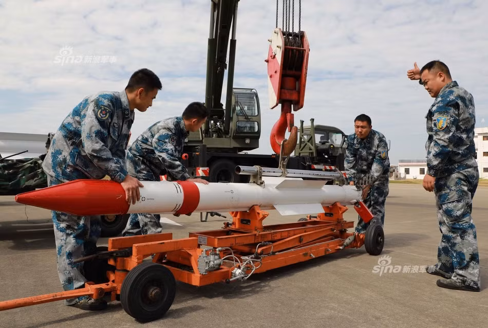 Theo đó những chiến đấu cơ Su-35 Trung Quốc mới được Nga bàn giao cho không quân nước này vừa có đợt bay thử kèm với loại vũ khí nguy hiểm bậc nhất của dòng chiến đấu cơ này là tên lửa không đối không R-77-1. Nguồn ảnh: Sina.