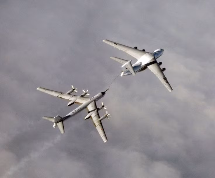 Il-78 được trang bị tối đa 2 vòi phun và có thể tiếp nhiên liệu cho 2 máy bay cùng lúc từ hai cánh của mình. Tốc độ tiếp nhiên liệu của Il-78 tối đa vào khoảng 2200 lít/ phút. Với tốc độ này, chỉ khoảng 3 phút là một chiếc Su-30 có thể được tiếp đầy nhiên liệu. Nguồn ảnh: Pinterest.
