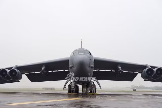 Phiên bản B-52H hiện giờ có phi hành đoàn tiêu chuẩn 5 người và được trang bị 8 động cơ phản lực cho phép nó cất cánh với trọng lượng tối đa khoảng 220 tấn. Nguồn ảnh: Sina.