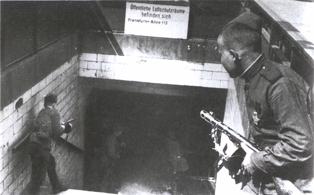 Lính Liên Xô với khẩu PPSh-41 trên tay luôn là những người có nhiệm vụ "dọn dẹp" những căn phòng trống hay những lô cốt chật hẹp. Ảnh: Five.