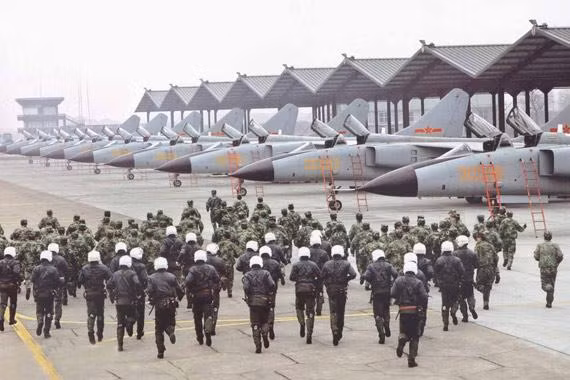 Có một điểm duy nhất mà Không quân Trung Quốc sẽ phải mất hàng thập kỷ nữa mới có thể đuổi kịp Mỹ đó là năng lực do thám vệ tinh. Hiện nay Không quân Mỹ có tới 170 vệ tinh quân sự, con số bên Trung Quốc vẫn là bí mật, tuy nhiên nhiều chuyên gia cho rằng cả Quân đội Trung Quốc không có quá 30 vệ tinh quân sự. Nguồn ảnh: Baidu.