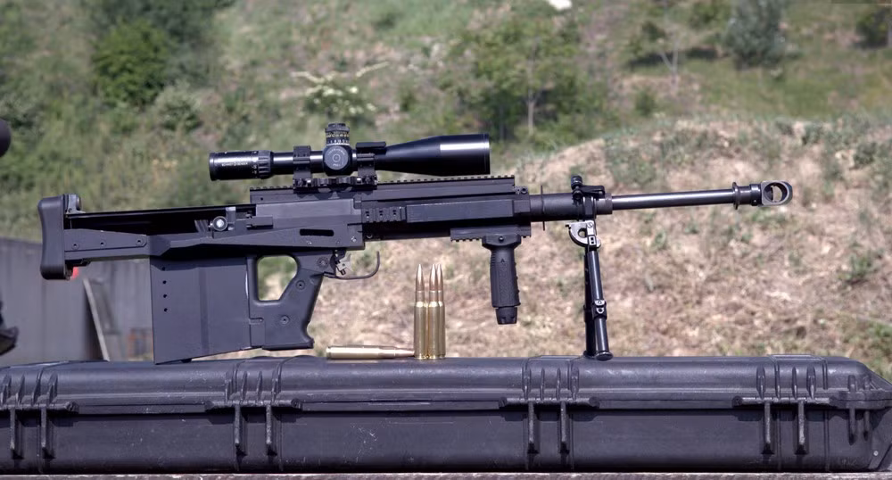 Loại súng này sử dụng thiết kế kiểu Bullpup, cho phép chiều dài cơ cở của nòng súng được kéo dài tới mức tối đa, phát huy triệt để sức mạnh của viên đạn 12,7 mm mà vẫn giữ được độ gọn nhẹ của khẩu súng. Nguồn ảnh: Tatical.